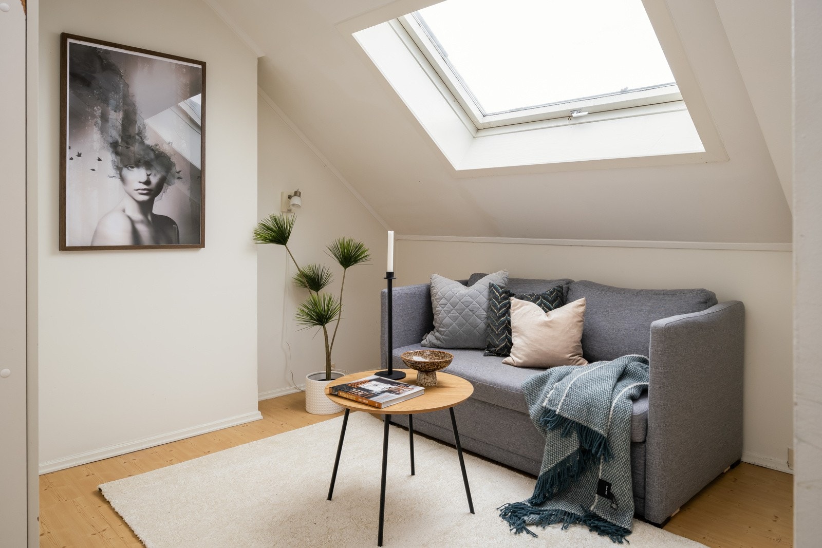 Det andre soverommet på loftet er på 9 kvm. Takvindu ble byttet i nov.2025 (etter bilde ble tatt). Galleribilde