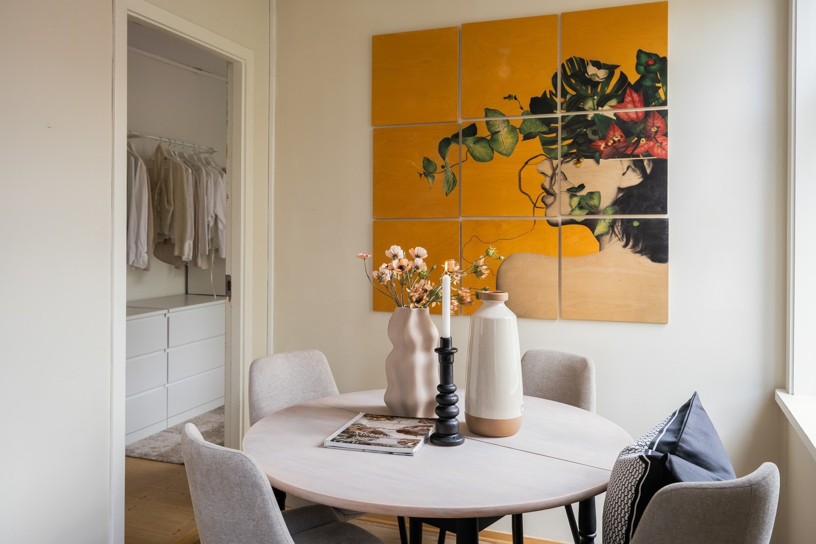 Rett innenfor stuen er romslig soverom på 11 kvm. Galleribilde