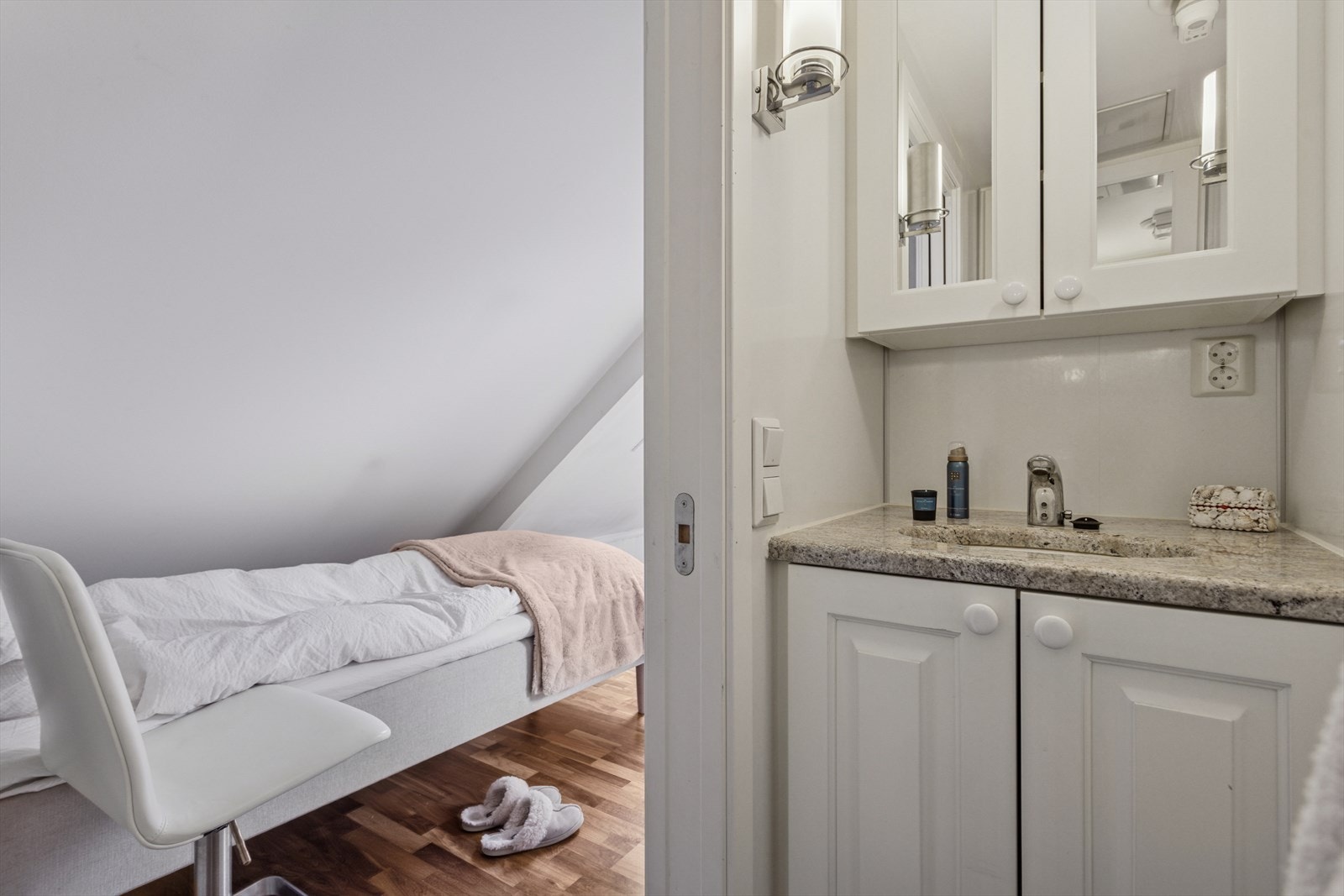 Her er det også et baderom innredet med toalett , vaskefat fra Villeroy & Boch, vegghengt toalett fra Geberit med kullfilter og Bluetab og håndkletørker med varme. Galleribilde