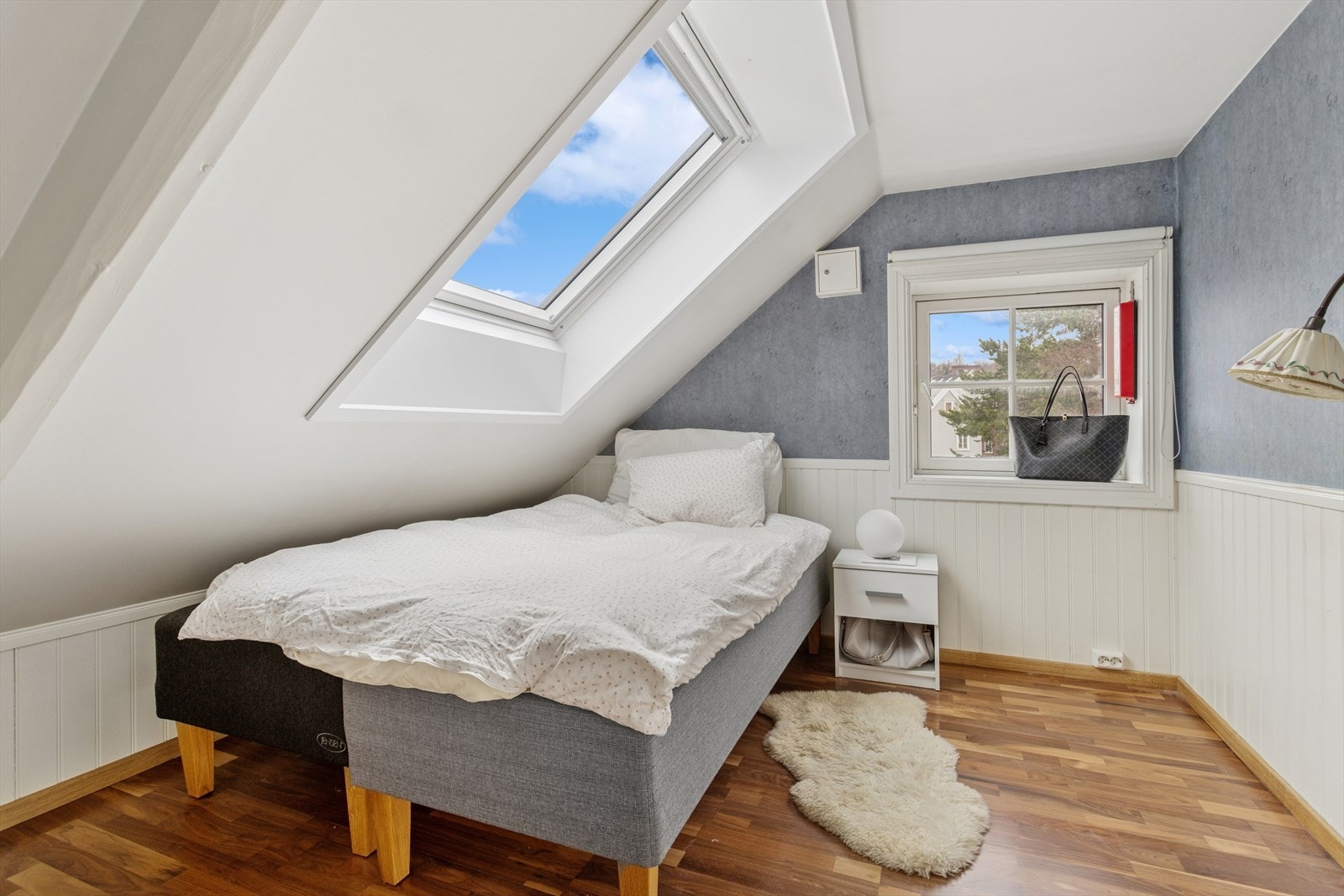 Loftet ble oppusset i 2012 og består av to rom med panelovner og garderobeskap fra Rennebu med speilfront. Innredning av loftet som ifølge Trondheim kommune er godkjent som tilleggsareal og ikke som rom til varig opphold slik som arealet brukes i dag. Galleribilde