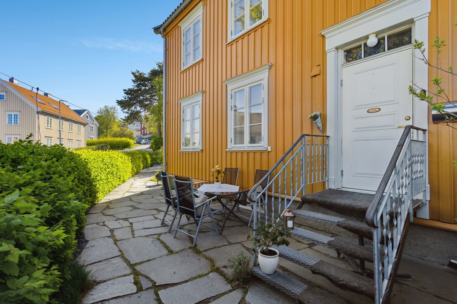 Utvendig er bl.a. vinduer og panel skiftet og etterisolering er gjennomført (2010-2011), samt at det er lagt nytt tak (2020). Området er rundt er pent beplantet og har en mørk Oppdalskifer uteplass på forsiden, med veksthemmende matte under. Galleribilde