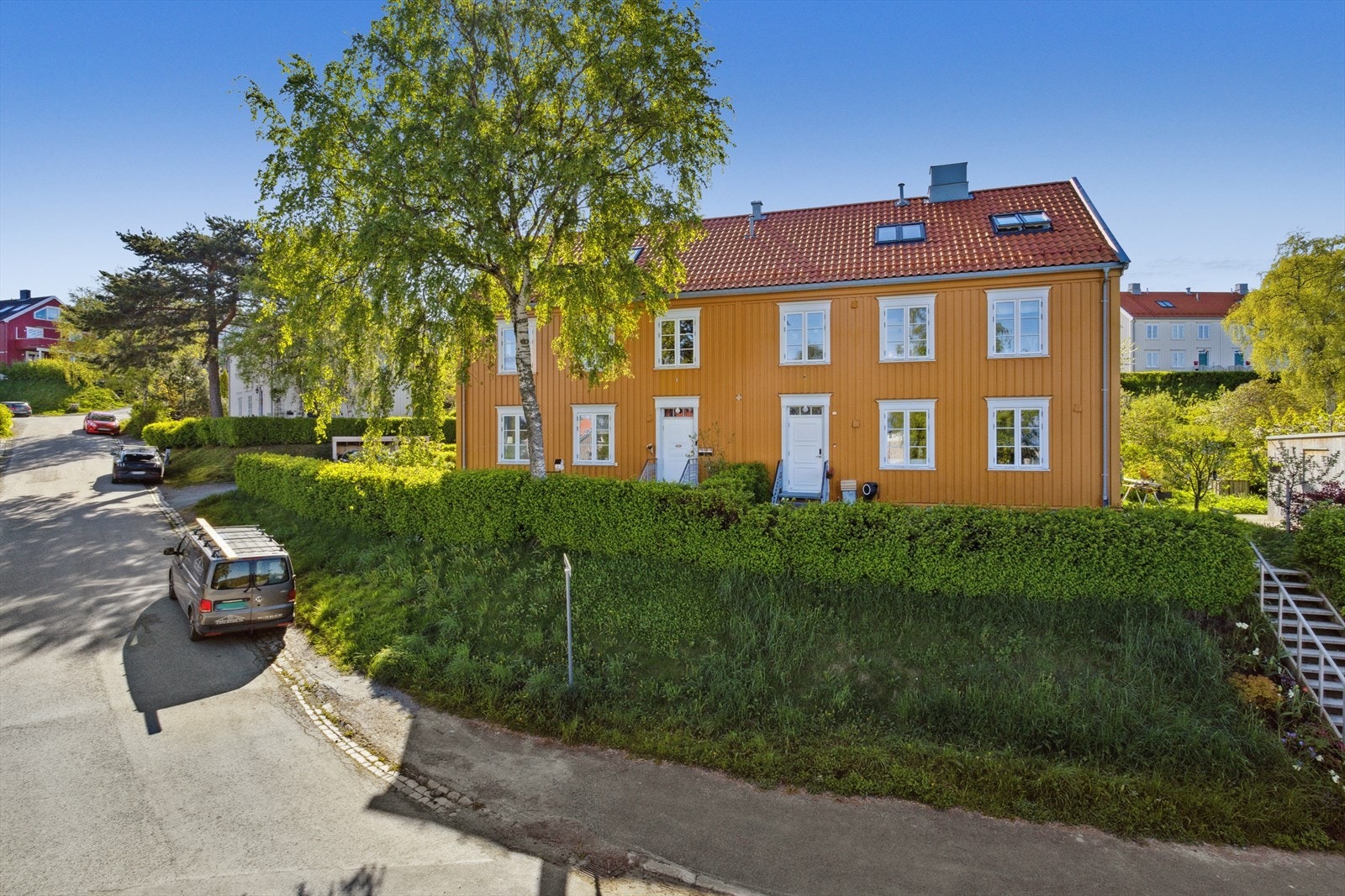 Boligen har en førsteklasses beliggenhet på Rosenborg/Tyholt, et ettertraktet område som kombinerer ro og urban nærhet. Nærmeste bussholdeplass er Asbjørnsens gate med ca. 2 min gange fra boligen. Galleribilde