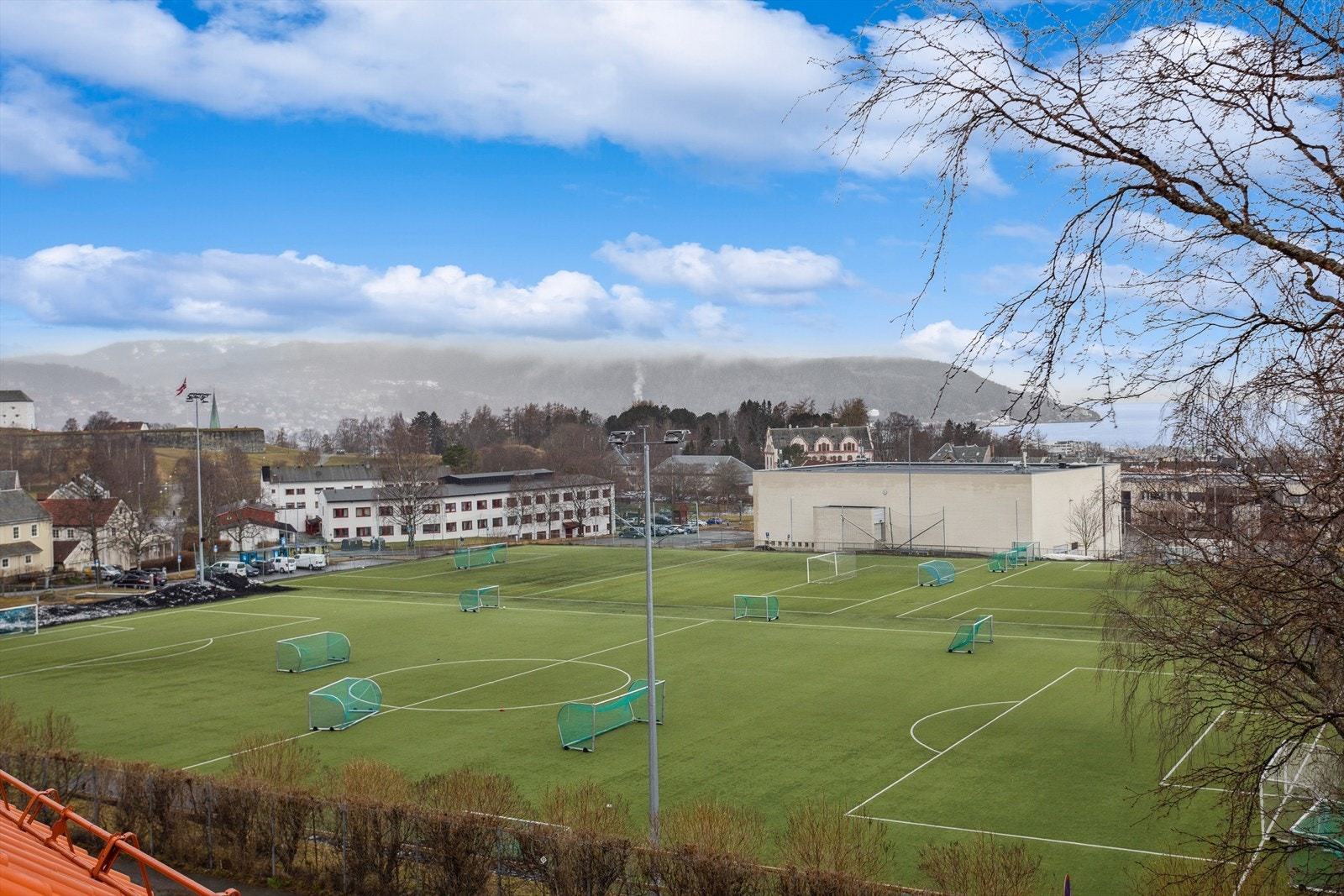 Det finnes flere gode skoler i området. Fra eiendommen er det gangavstand til Bispehaugen barneskole og Rosenborg ungdomsskole. Det er flere videregående skoler i nærliggende områder, samt et godt utvalg av kommunale og private barnehager. Galleribilde