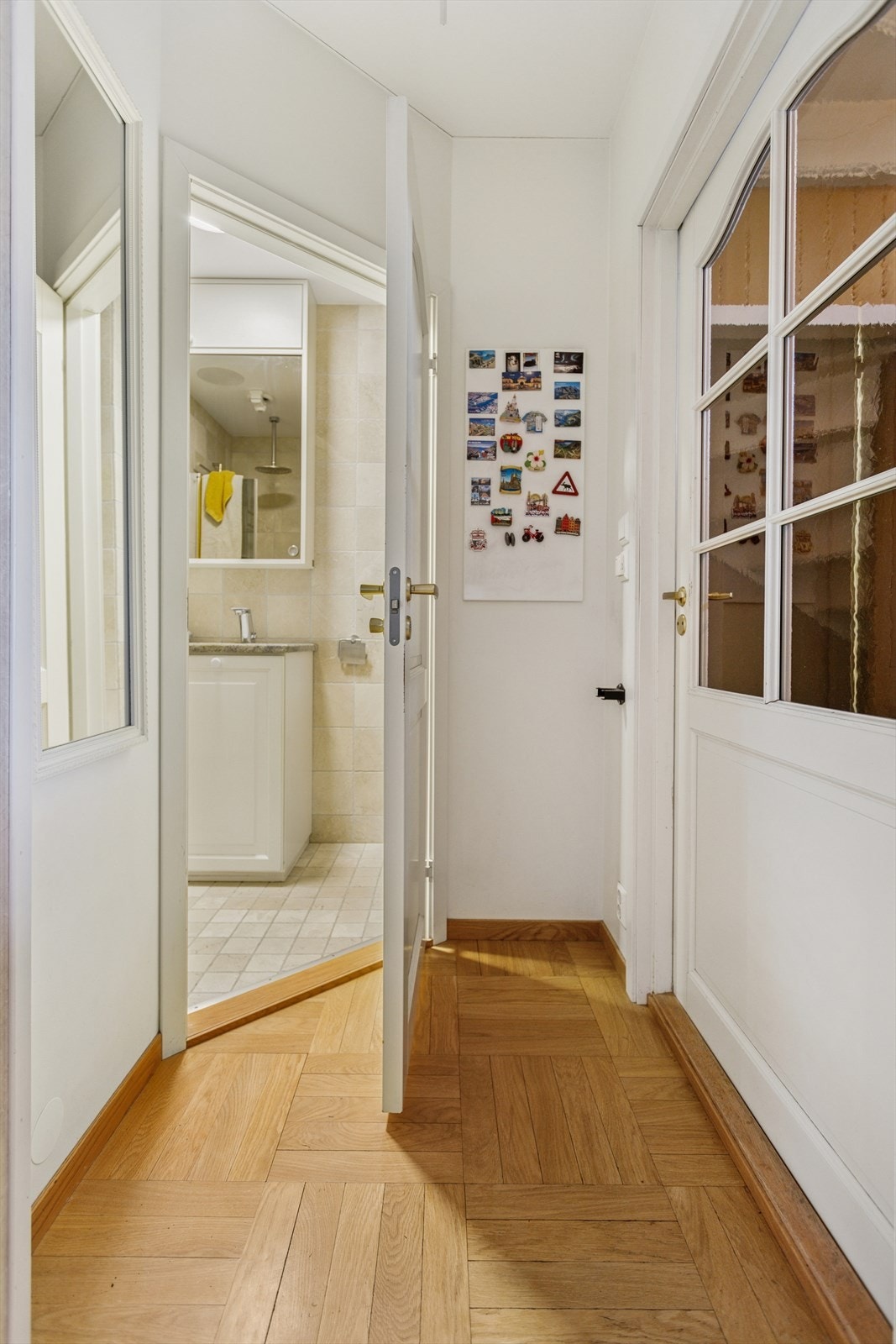 Det er skjult anlegg for strøm og internett (16 kabler) som ble ordnet gradvis med oppussing rom for rom. Sikringsskapet ble oppgradert i 2017 med 20 kurser og har automatsikringer. Galleribilde