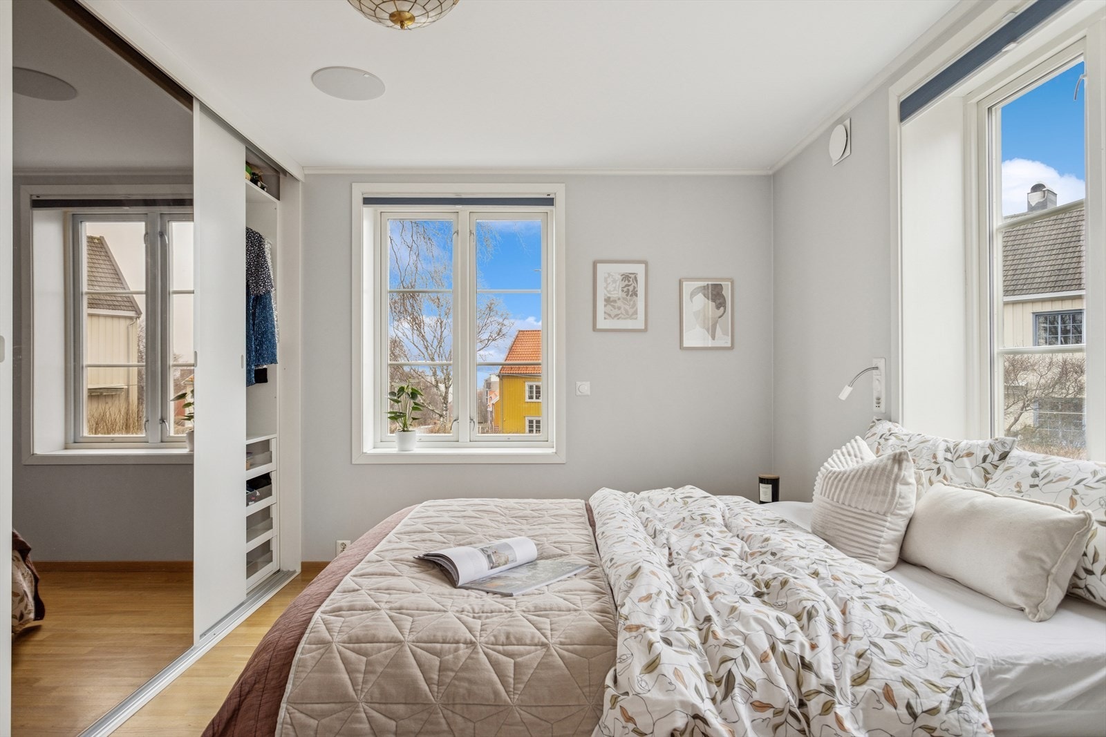 Soverommet i første etasje ble oppusset i 2019 og har en skyvedørsgarderobe fra Rennebu Snekkeri, dype vindusposter og USB/USC-kontakt ved nattbordet. Galleribilde