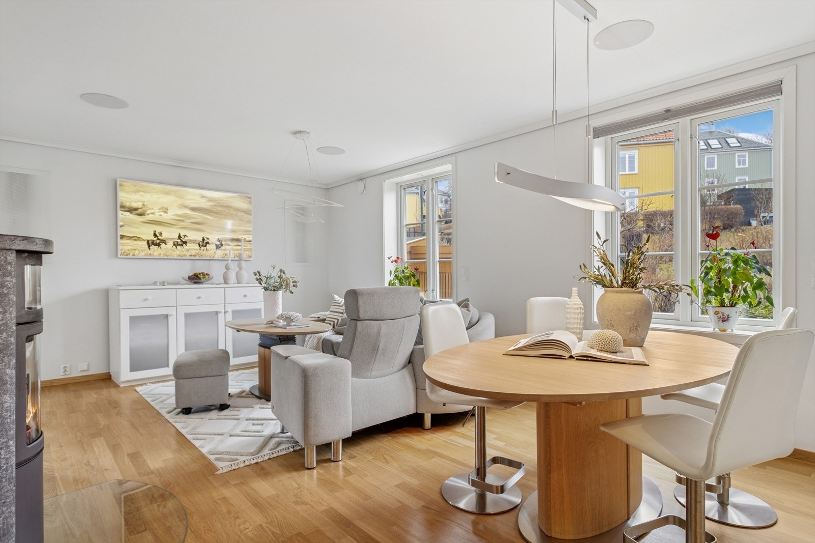 Velkommen inn! Denne boligen er svært påkostet med gjennomtenkte og gode løsninger i alle rom, og går over tre plan. Store vindusflater som gir mye naturlig lysinnslipp og bidrar til en behagelig romfølelse. Galleribilde