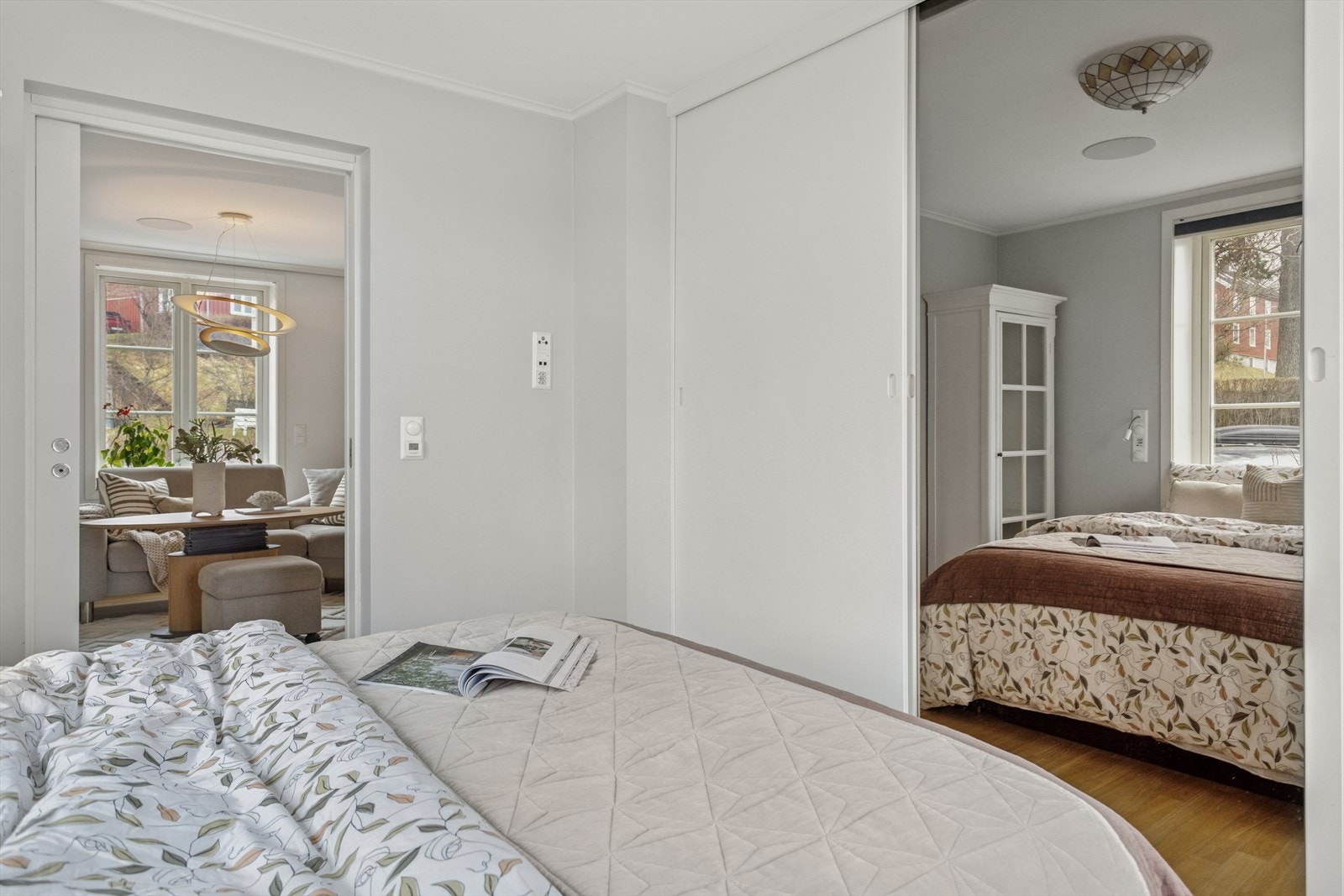 I likhet med resterende rom i 1.etg er det også gulvvarme under eikeparkett i samme mønster som stuen. Rommet er klargjort for TV og printer. Galleribilde