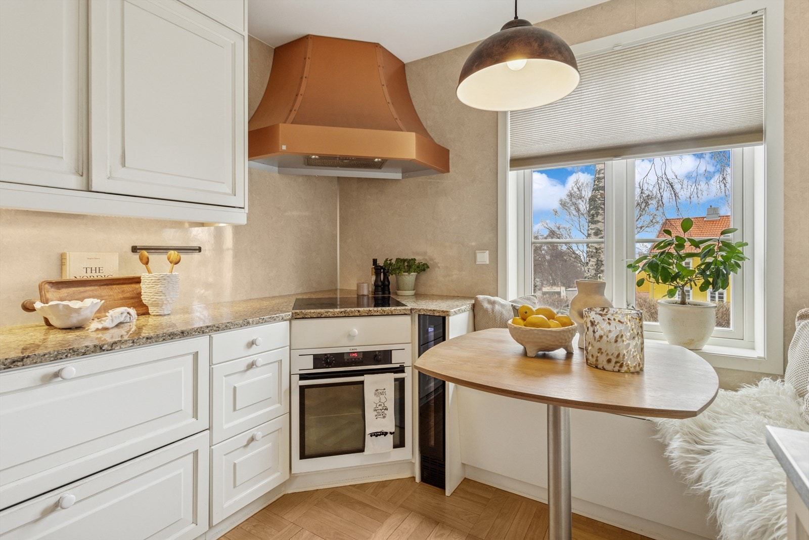 Kjøkkenet er utstyrt med kjøleskuffer fra Scholtes, Aqua stop, hvitevarer fra AEG, vinskap og en integrert kaffemaskin fra Miele. Galleribilde