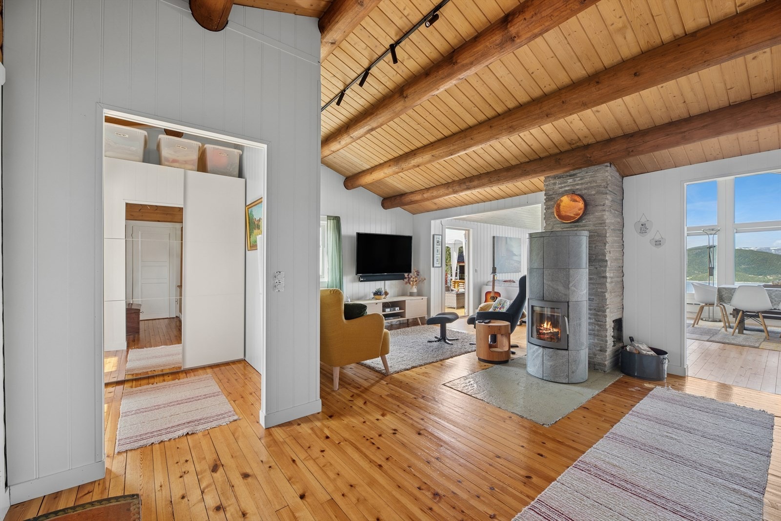 Gangen har skyvedørsgarderobe med god plass til oppbevaring. Galleribilde