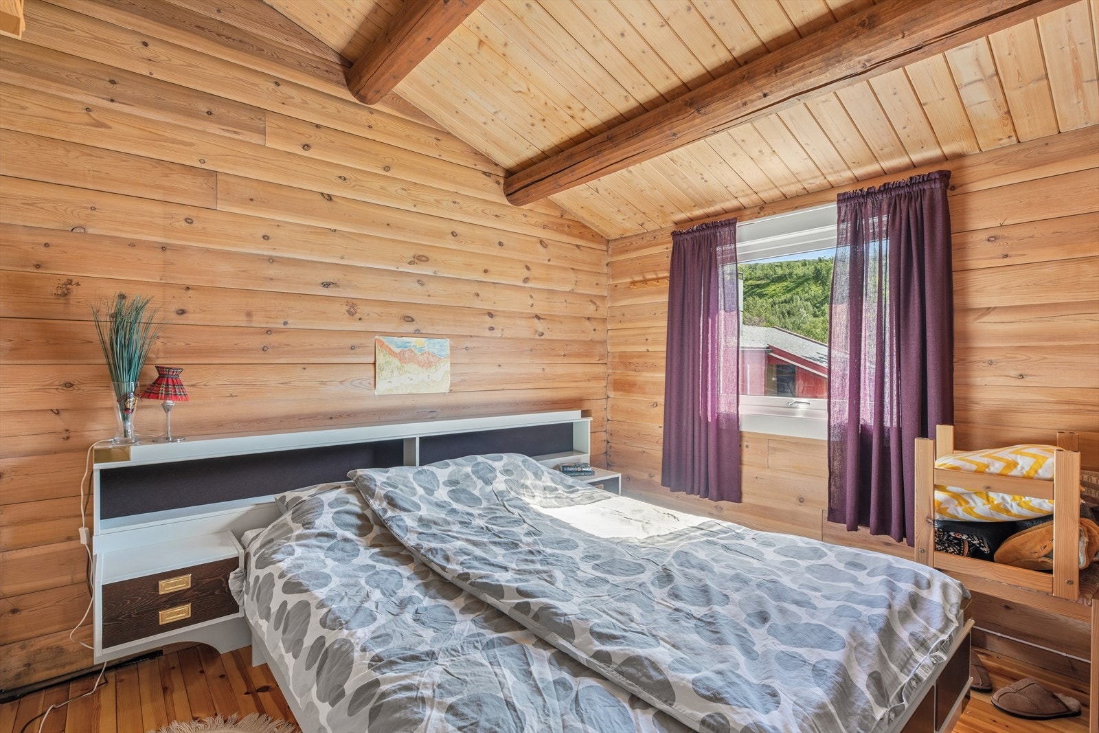 Soverom 1 har plass til dobbeltseng, nattbord og garderobeløsning. Galleribilde