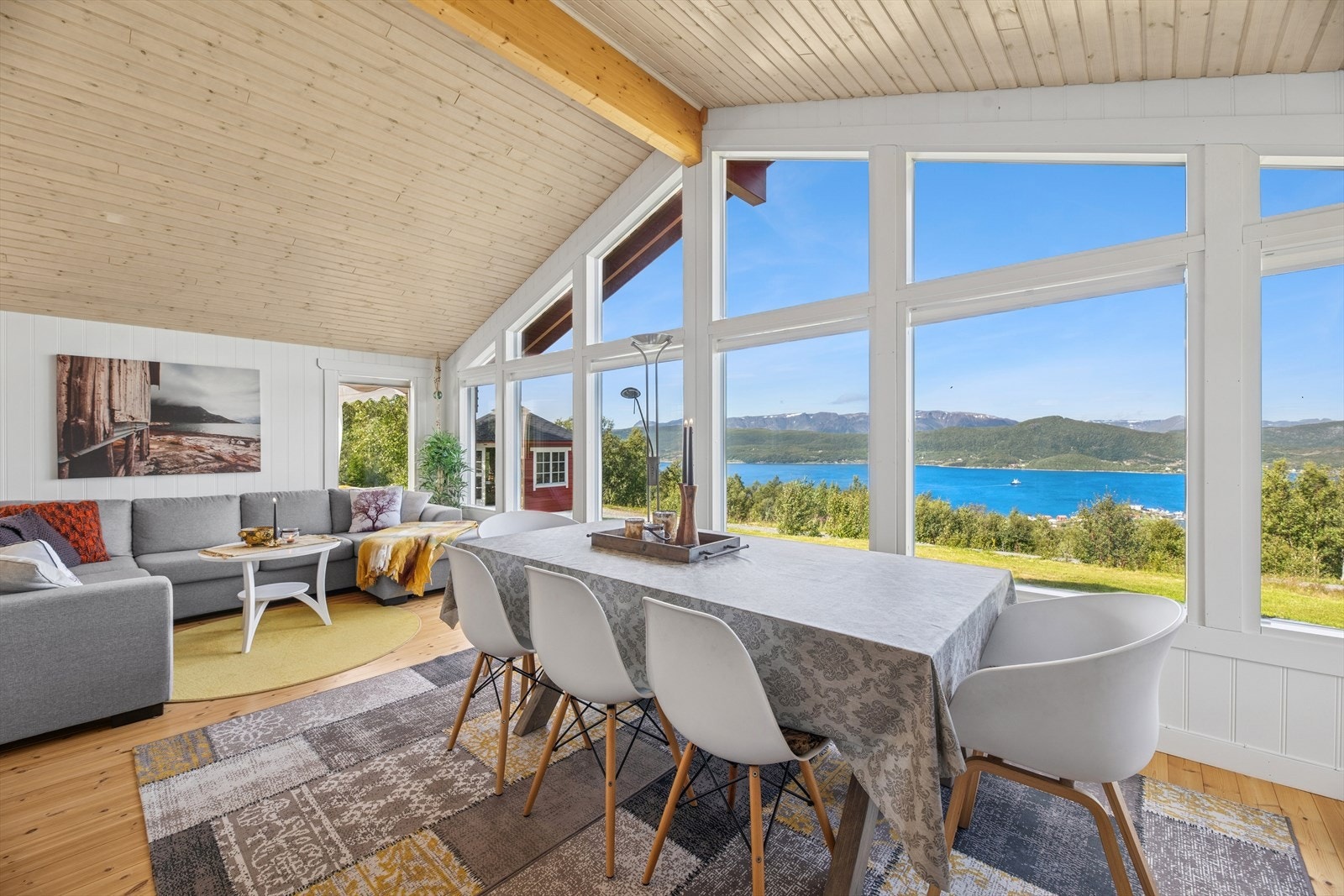 Stuen har god plass til både sofagruppe og spisebord. Galleribilde