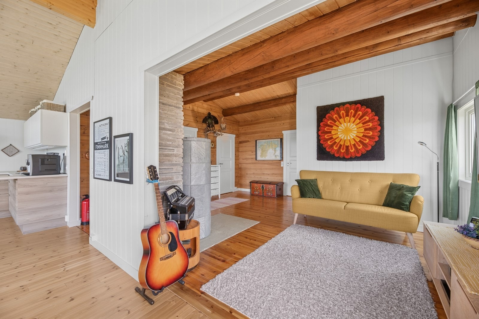 Stuen er romslig med plass til flere soner med sofagruppe og spisebord. Galleribilde