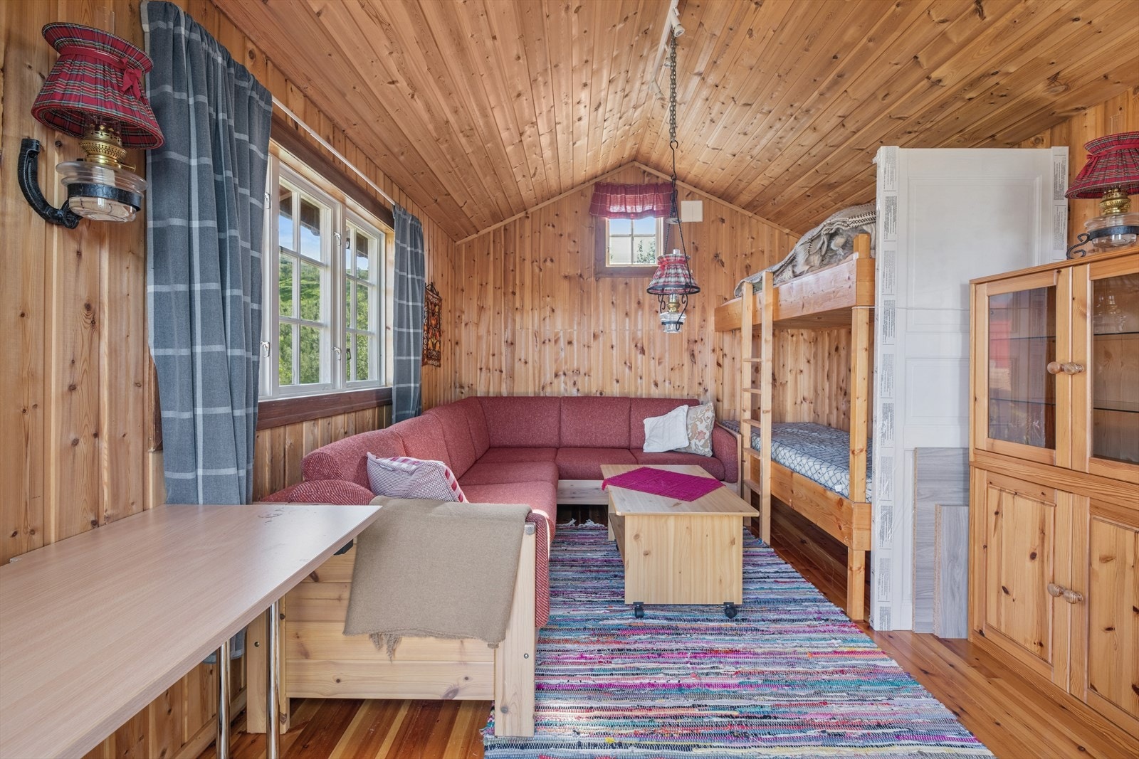 Annekset er et oppholdsrom med plass til sofagruppe og køyeseng. Galleribilde