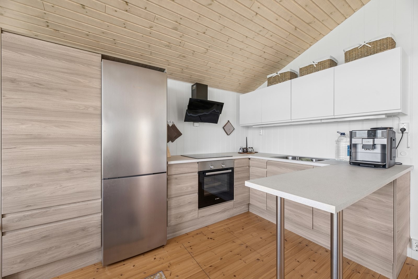 Rommet er godt utstyrt med kjøl-/fryseskap, platetopp, stekeovn, ventilator og komfyrvakt. Det du trenger i et funksjonell og trygt kjøkken. Galleribilde