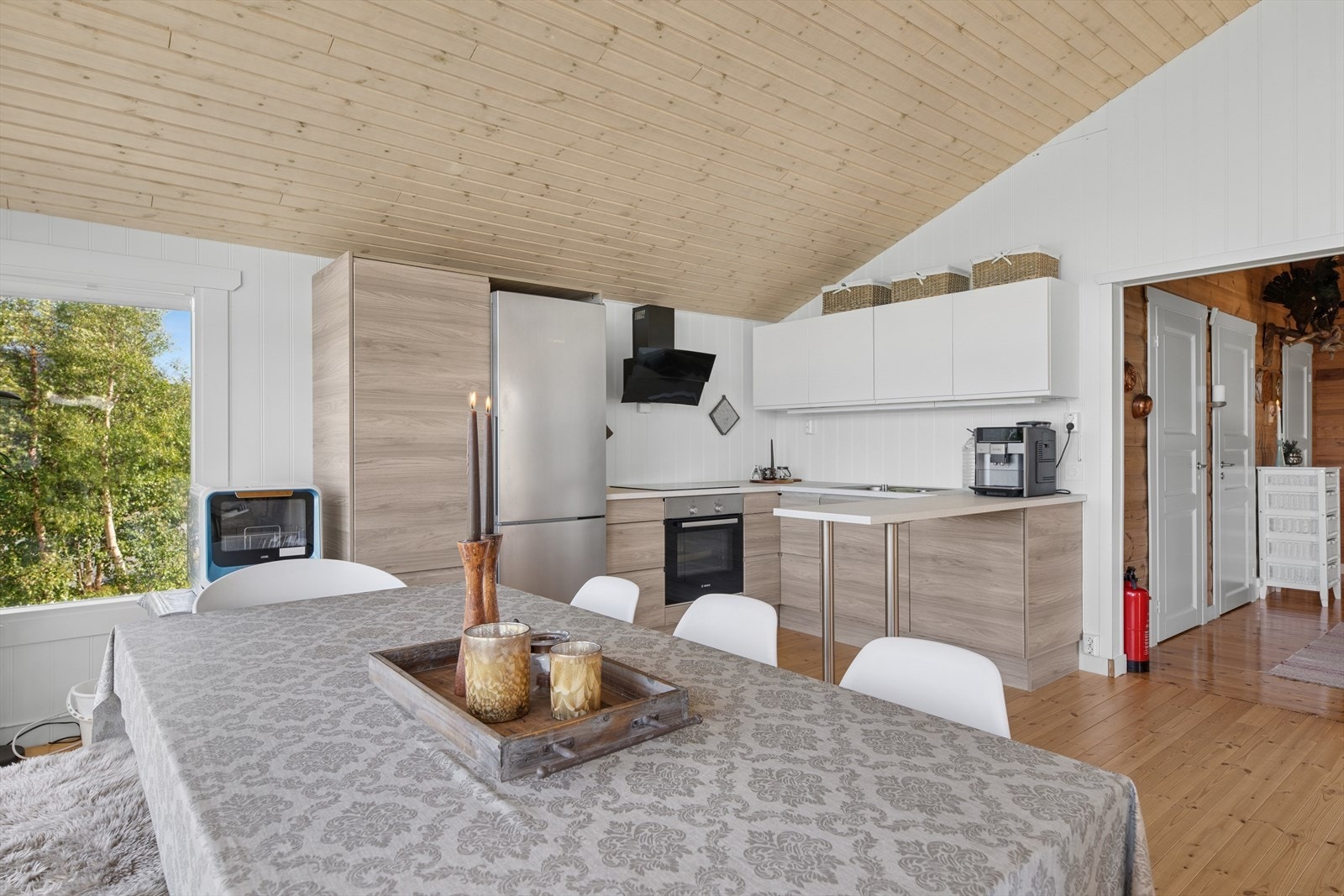 Benkeplaten er i slitesterk laminat og har nedfelt servant med bestikkumme for praktisk bruk. Galleribilde