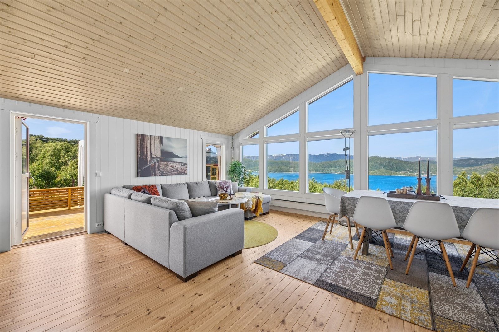 Stuen har utgang til terrassen på ca. 40. kvm. Galleribilde