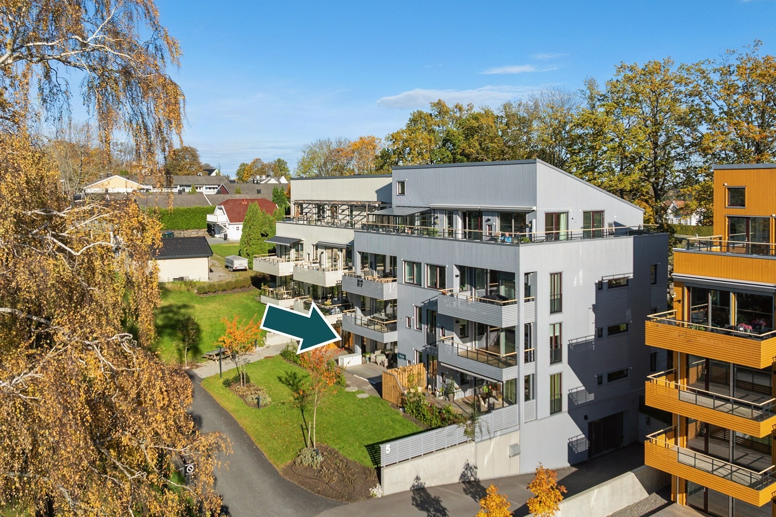 Leiligheten ligger lettstelt til i 1. etasje med fin markterrasse . Galleribilde