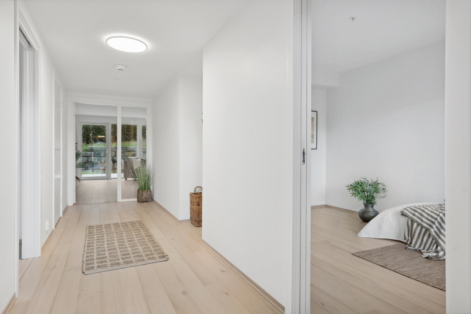 Leiligheten har 2,5 takhøyde i alle rom, som gir en fin romfølelse. Leiligheten er gjennomgående og har adkomst fra hyggelig svalegang. Galleribilde