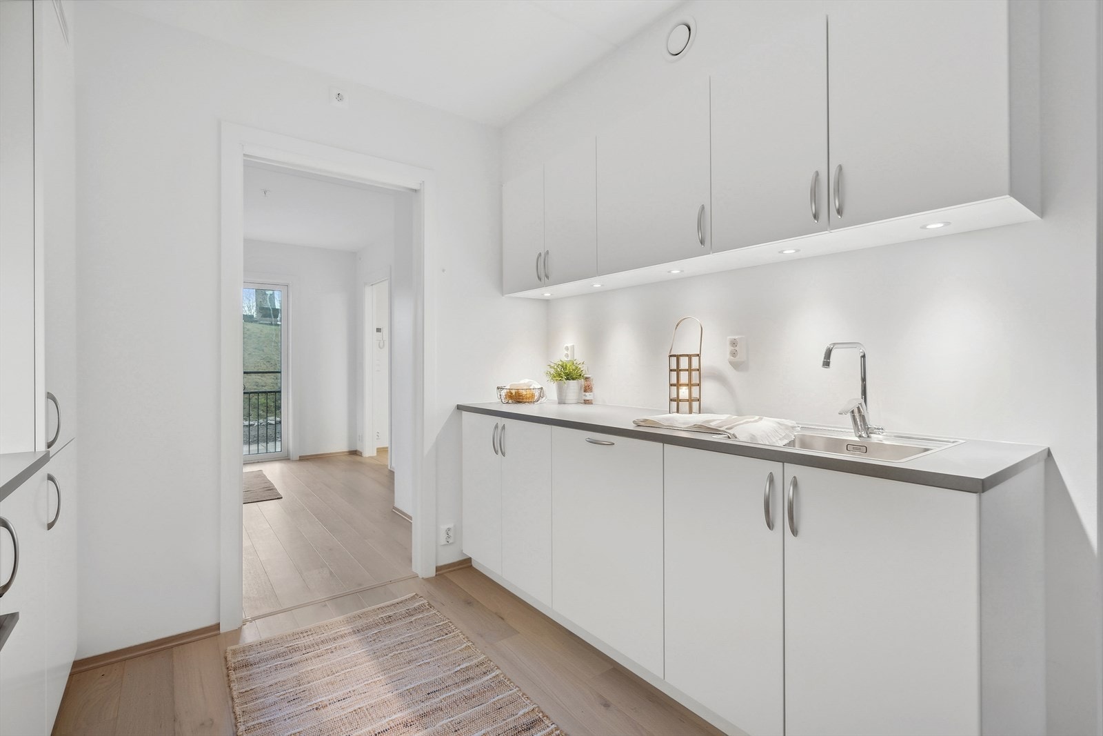 Kjøkkenet har detaljer i krom. Alle hvitevarer er integegrert og medfølger boligen ved salg (Siemens). Galleribilde