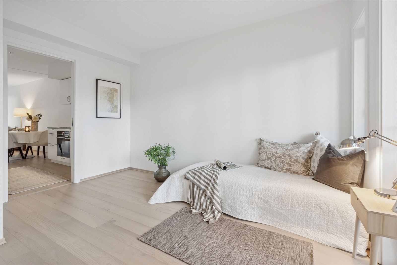 Leiligheten har tre fine soverom. Her fra soverom 1, med skyvedør inn mot kjøkken/stue. Galleribilde