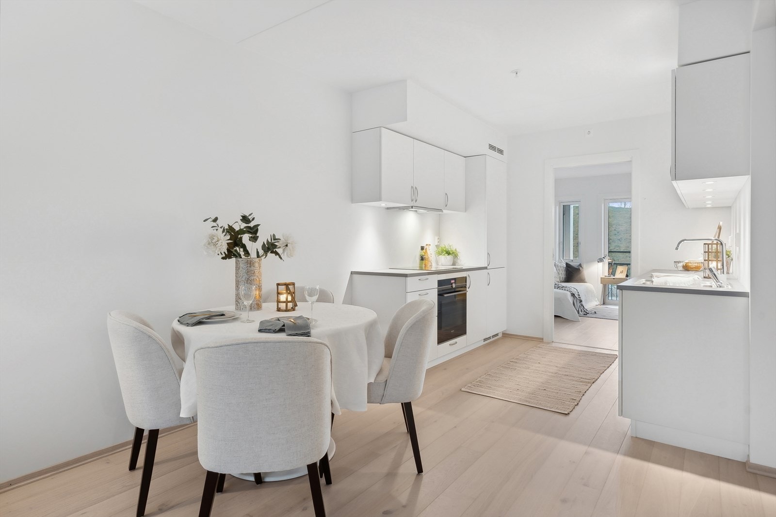 Kjøkkenet er lyst og luftig og har god plass til spisebord. Galleribilde