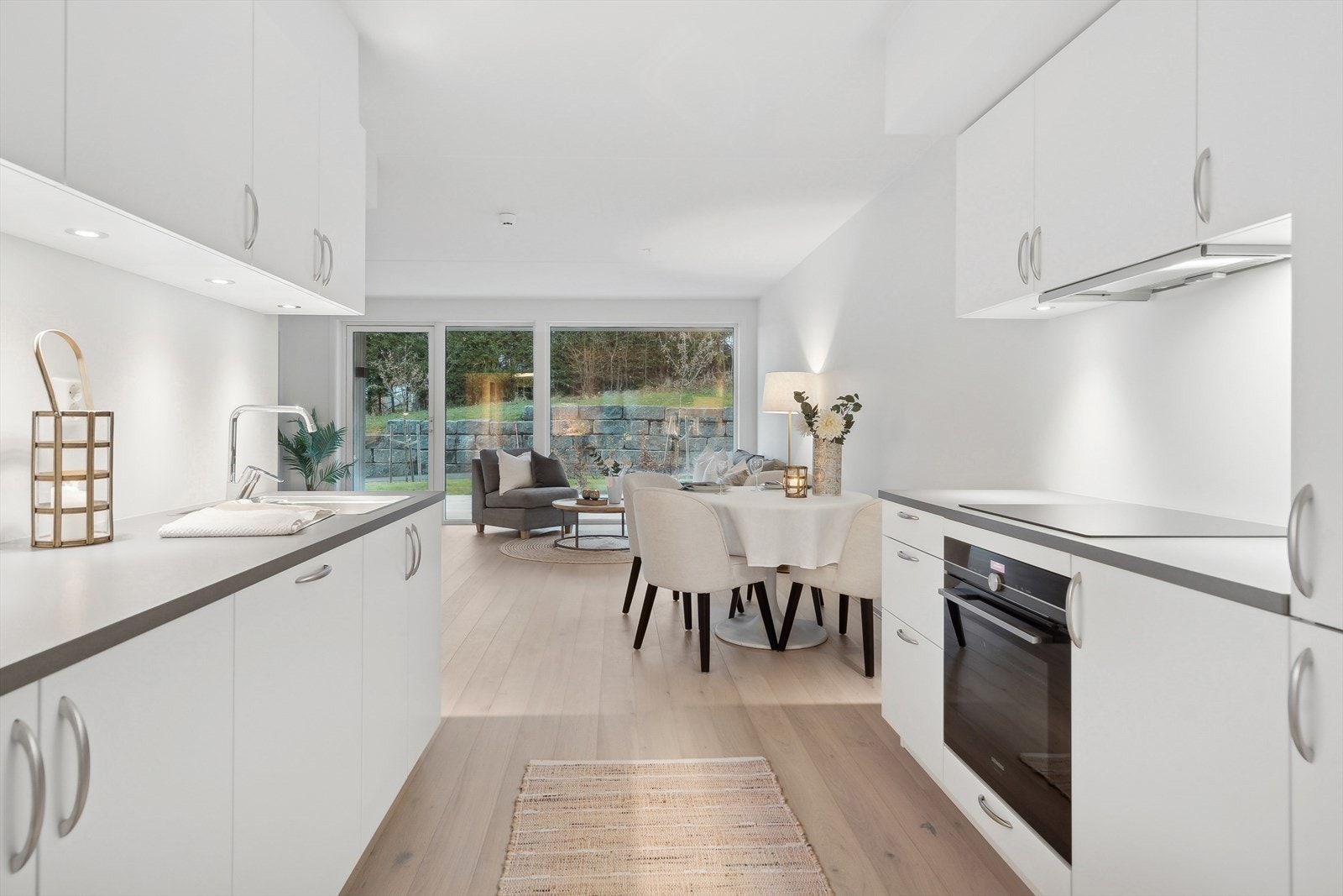 Leilighetens kjøkken ligger i åpen løsning mot stuen, og er fra Drømmekjøkkenet. Galleribilde