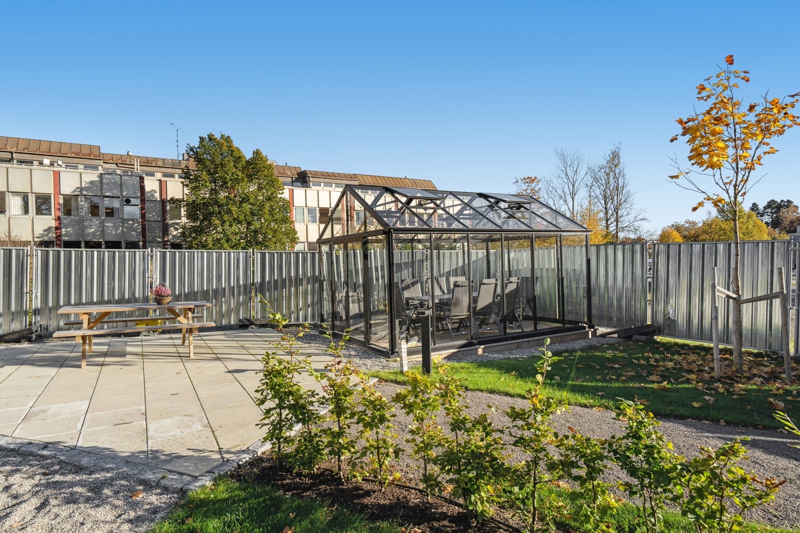 Felles drivhus med sitteplasser. Her har det vært sosiale sammenkomster blant annet til 17. mai og jul. Galleribilde