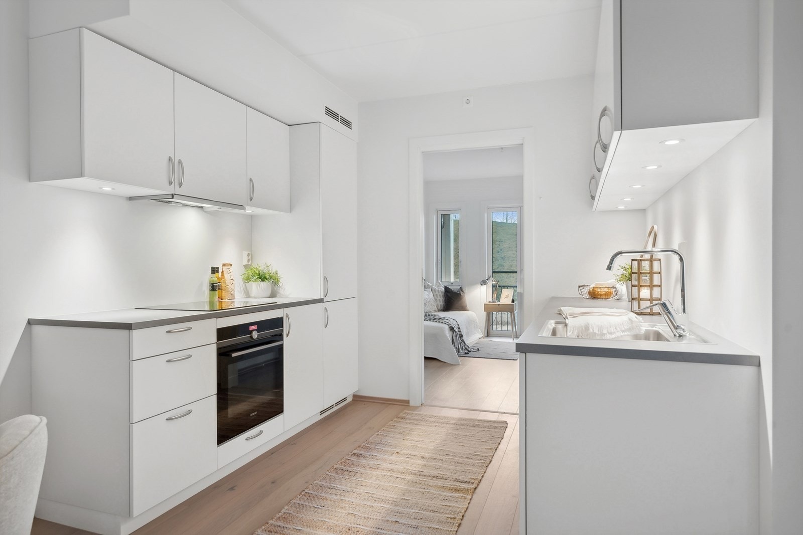 Kjøkkenet er fint utformet med innredning på to sider. Galleribilde