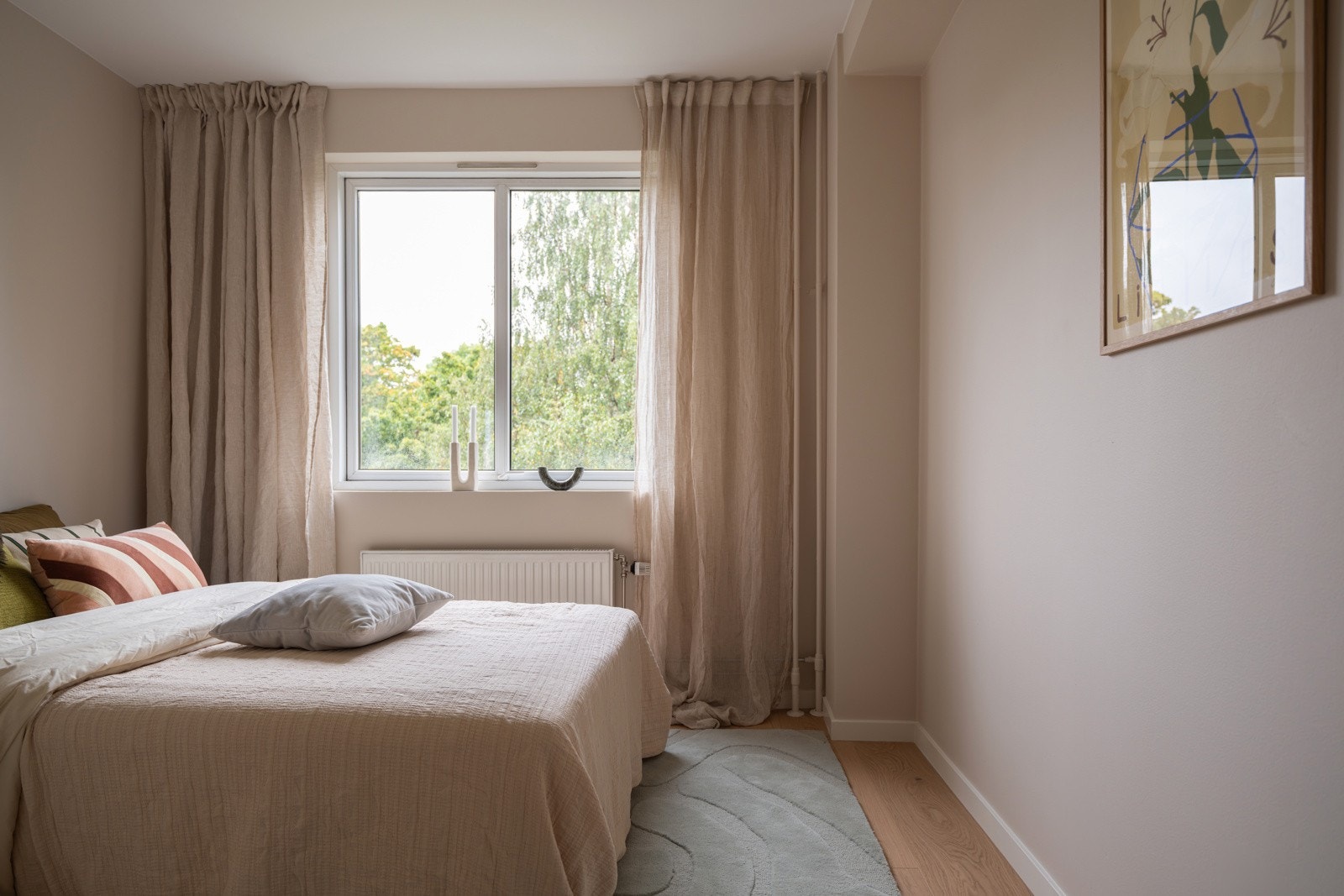 Soverommet er romslig med plass til dobbeltseng med tilhørende nattbord, en kontorpult, kommoder eller andre garderobeløsninger. Her kan du enkelt innrede etter eget ønske og behov! Galleribilde