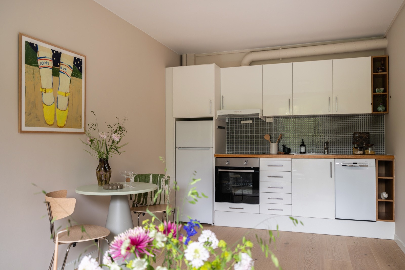 Lys og pen kjøkkeninnredning fra 2008 med god skap- og benkeplass. Innredningen har hvite glatte fronter og heltre benkeplate med nedfelt oppvaskkum. Galleribilde