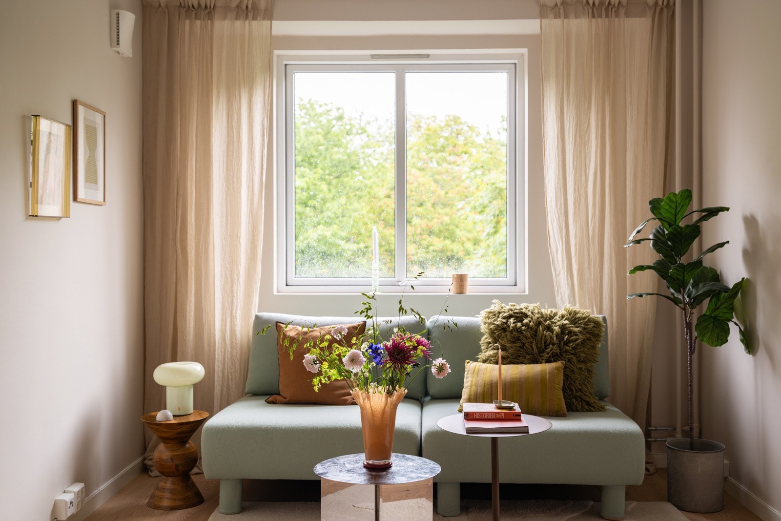 Frodig utsikt over grønne tretopper - en levende utsikt som forandrer seg med årstidene. Galleribilde