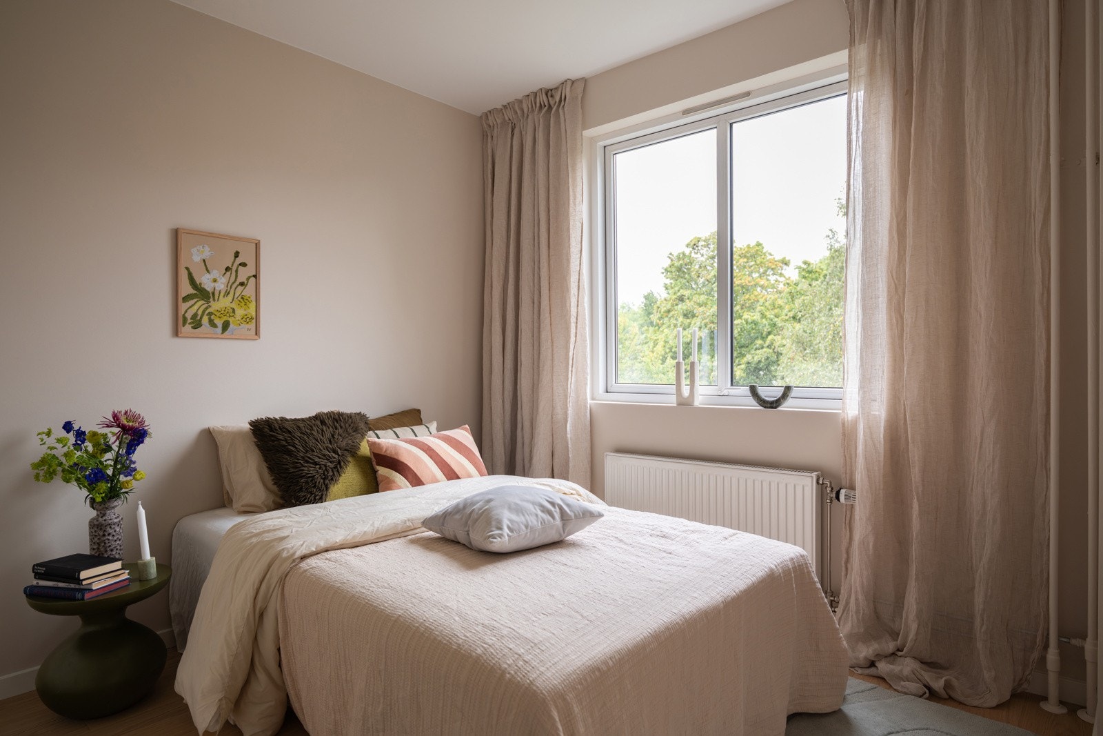 Leiligheten har et lyst og delikat soverom av god størrlese. Galleribilde