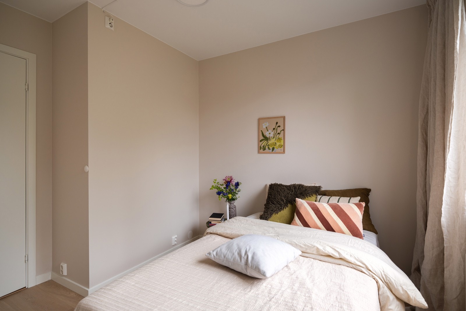 Soverommet har pen enstavs parkett fra 2025 på gulv og glatte overflater malt i en innbydende farge i 2025. Galleribilde