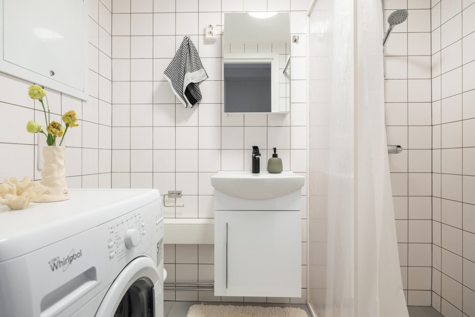 Leiligheten har et lyst flislagt baderom som ble pusset opp i 2008. Baderommet har tidløse fliser på gulv og vegger, elektriske varmekabler i gulv og mekanisk avtrekk. Galleribilde