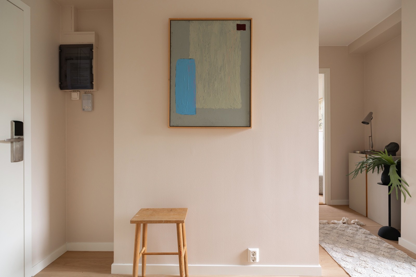 Ved inngangsdøren er det en praktisk nisje med plass til sko og oppheng av yttertøy. Porttelefon og sikringsskap med automatsikringer montert på vegg. Galleribilde