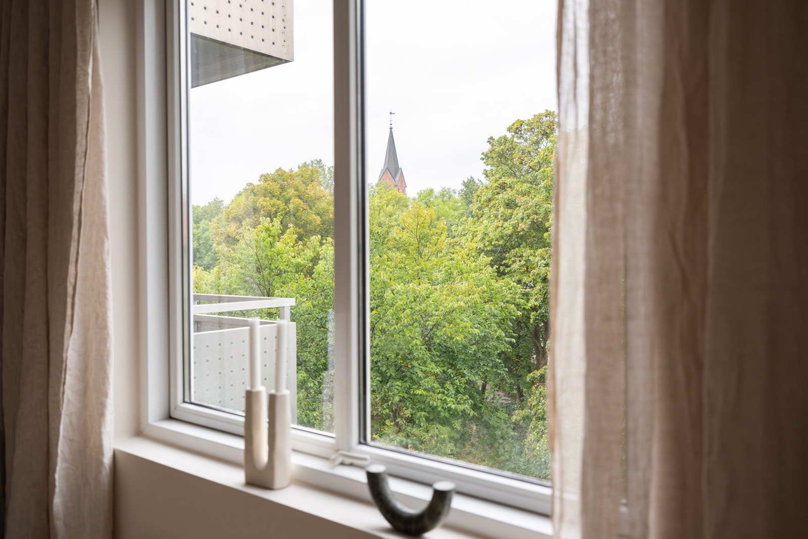 Den store vindusflaten slipper inn nydelig dagslys, samtidig som det ikke er innsyn og frodig utsyn. Galleribilde