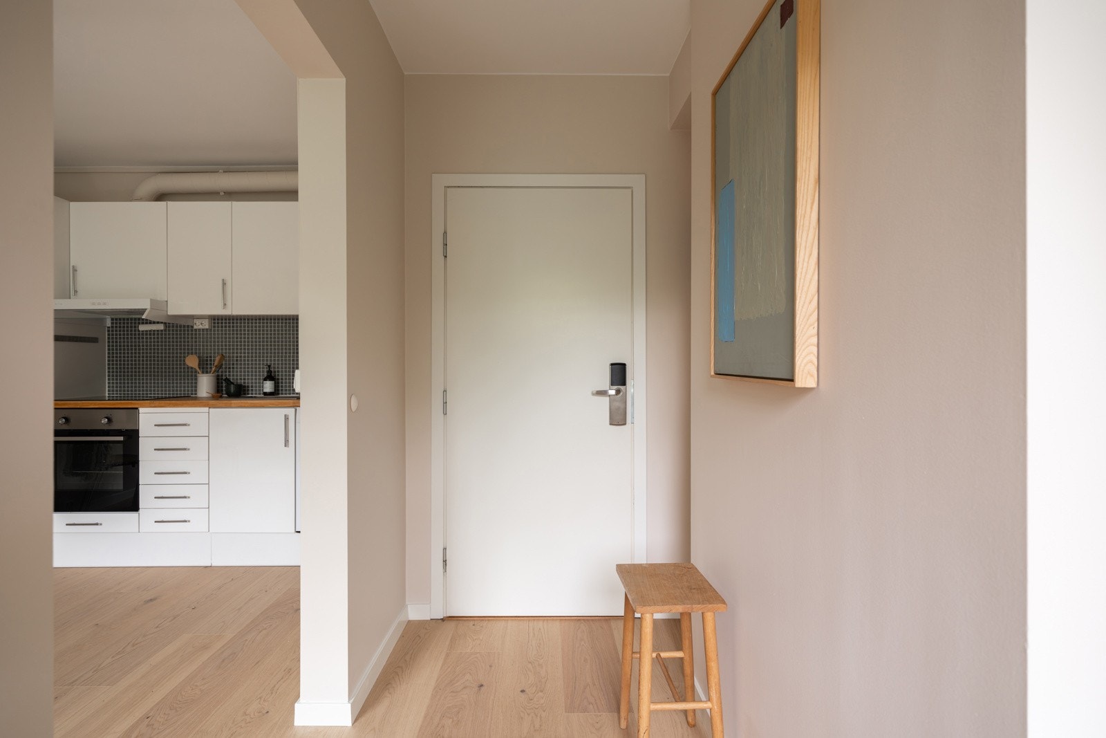 Når du entrer leiligheten, kommer du inn i en fin nyoppusset entré. Leiligheten holder en gjennomgående god oppgradert standard fra 2025 med nytt gulv og nymalte overflater - her kan du flytte rett inn! Galleribilde