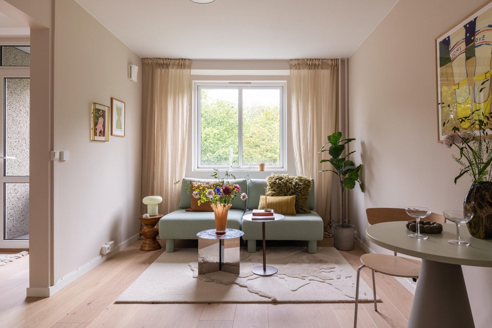 Stuen er det naturlige oppholdsrommet i leiligheten, og er et lyst, fint og luftig rom. Galleribilde