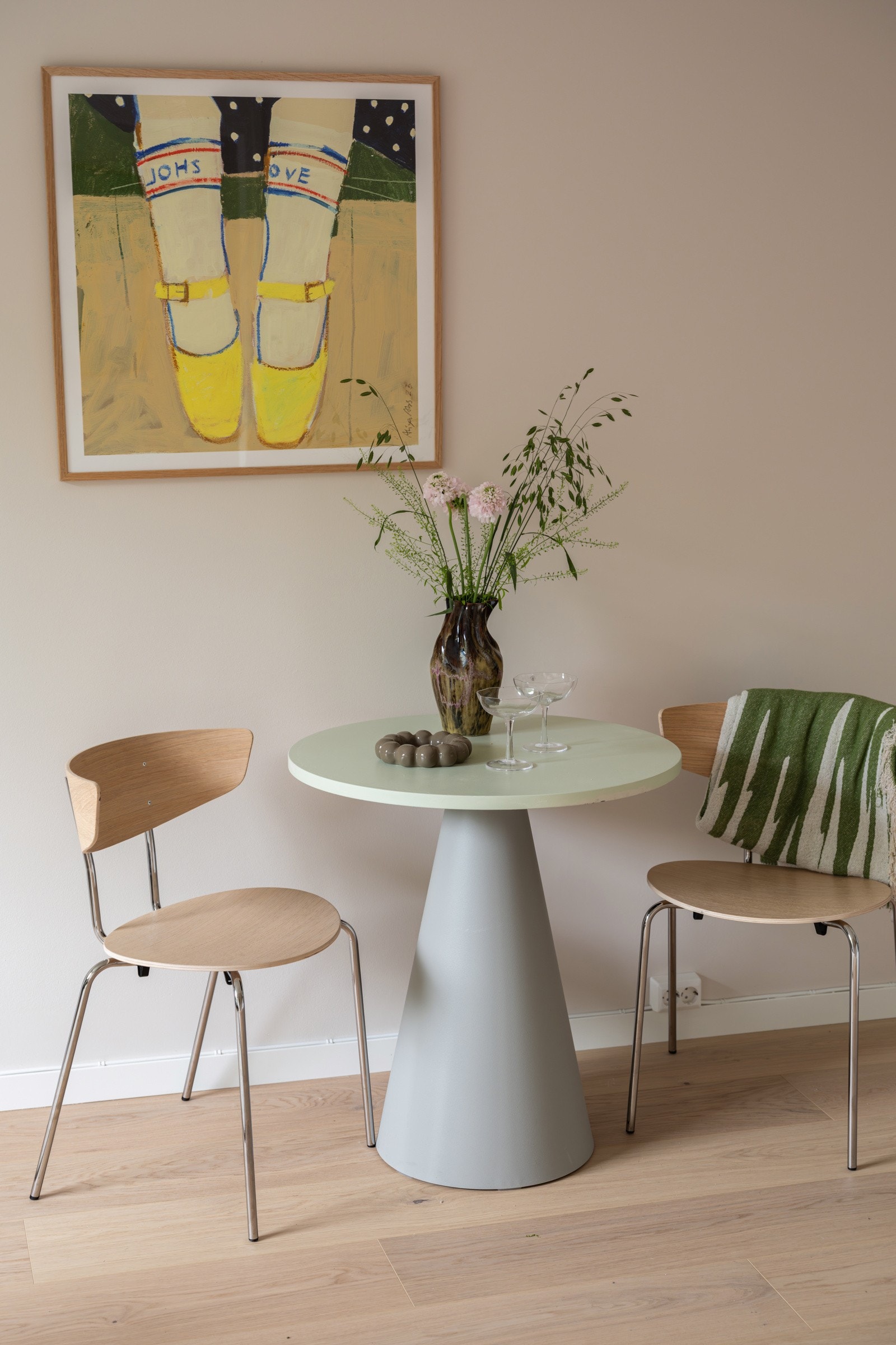 Her bor du med forutsigbare kostnader da absolutt ALT (bortsett fra innboforsikring) er inkludert i de månedlige felleskostnadene. Både oppvarming med fjernvarme, varmtvann, bredbånd (100 Mbps) og strøm er inkludert! Galleribilde