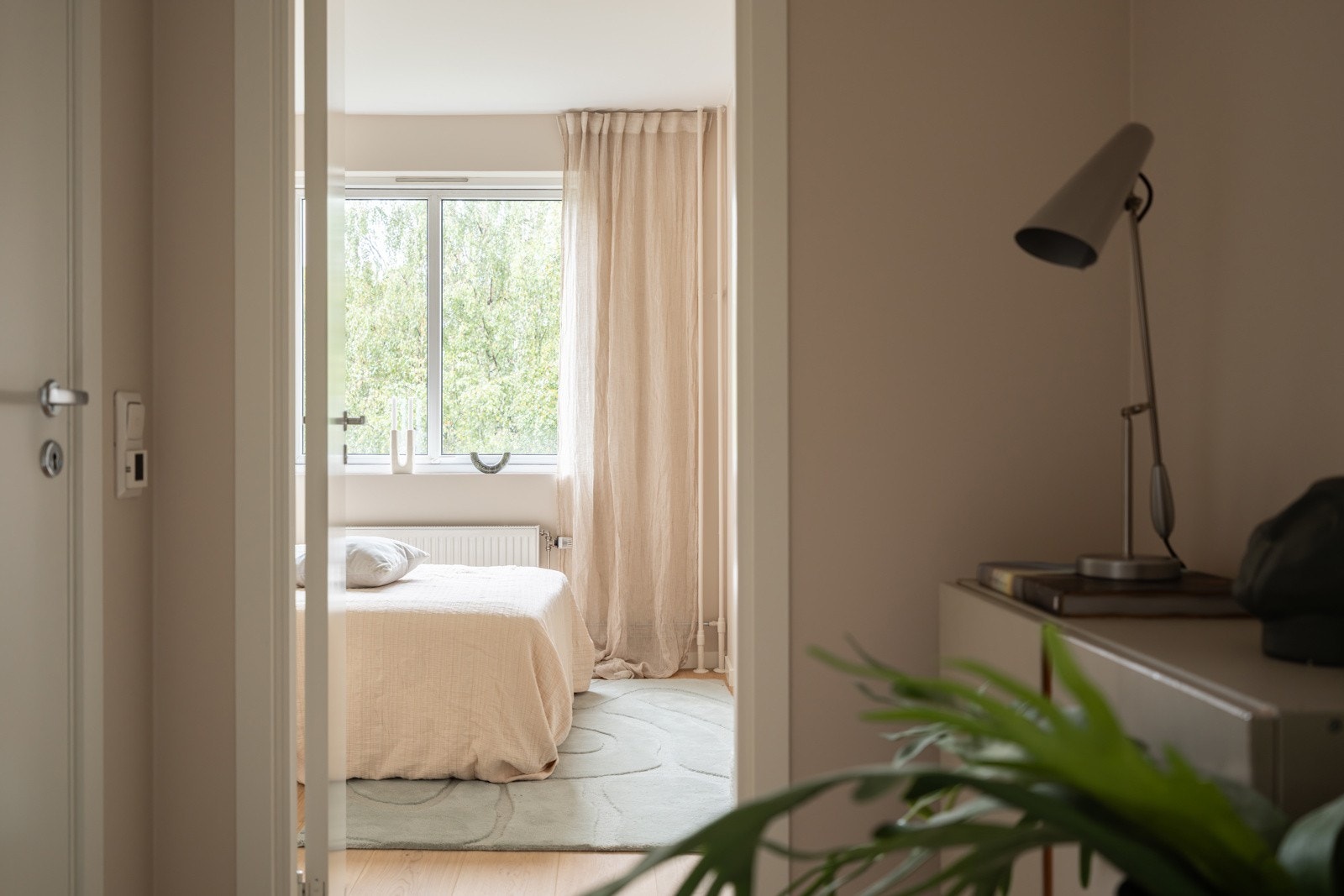 I gangen utenfor soverommet det plass til garderobeskap, kommoder eller andre garderobeløsninger - alt etter eget ønske og behov! Galleribilde