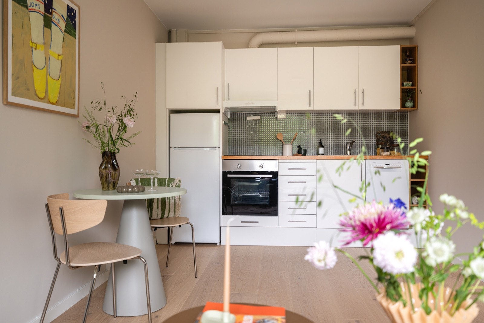 Kjøkkenet ligger i en fin og sosial åpen løsning med stuen. Galleribilde