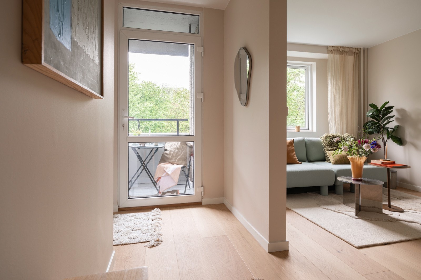 Fra gangen har du utgang til en liten sydvendt balkong på ca. 1m². Galleribilde