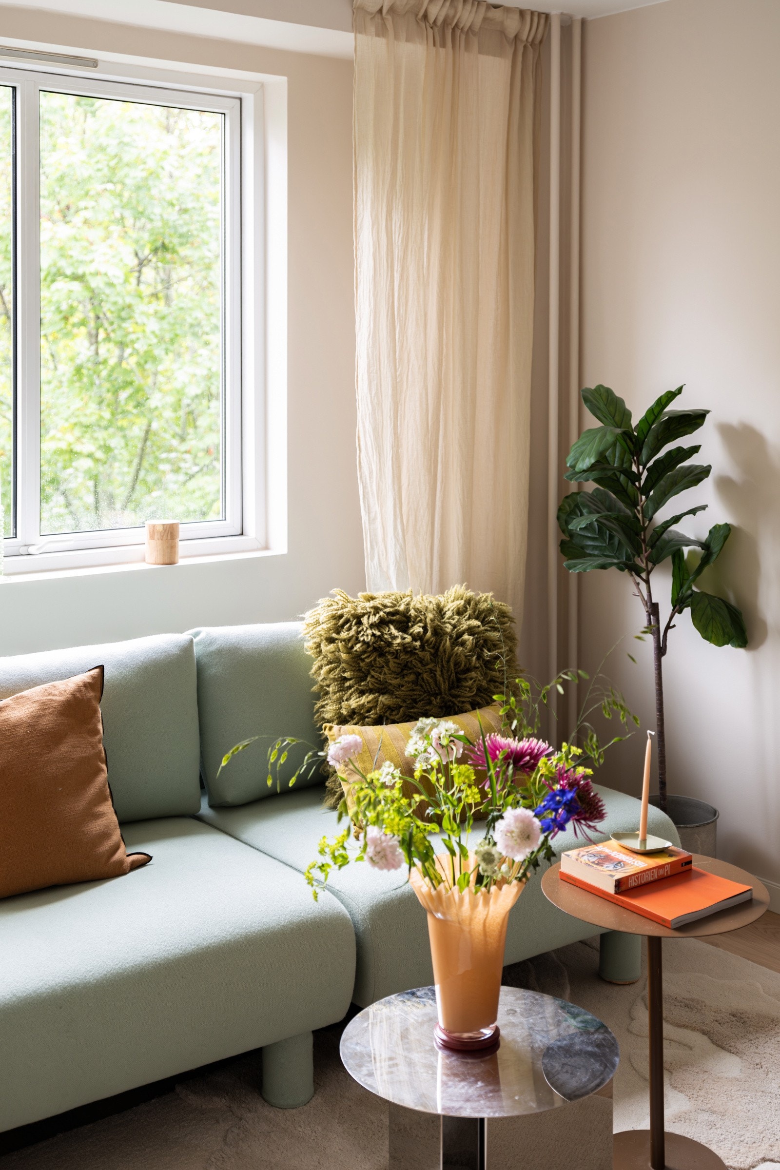 Alle vinduene i leiligheten var nye i 2008 og det er fine brede vinduskarmer for planter og dekor. Galleribilde