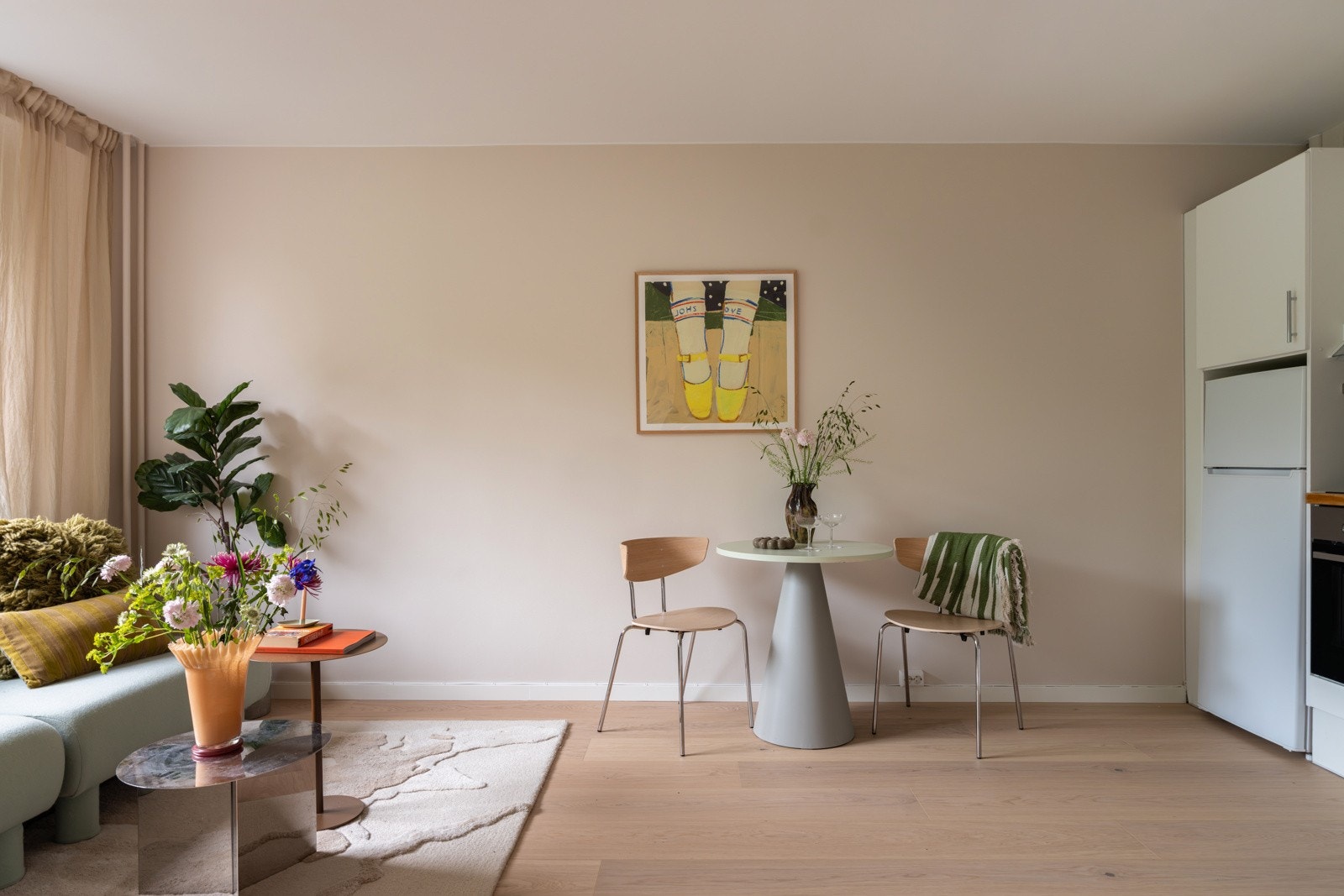 Stuen er enkel å møblere med sofagruppe med salongbord, mediemøblement med tv og et spisebord i tilknytning til kjøkkenet. Galleribilde