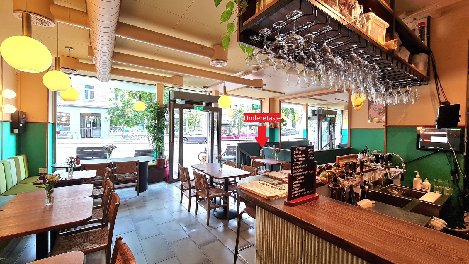 Trapp til underetasje har handicap heis! Galleribilde