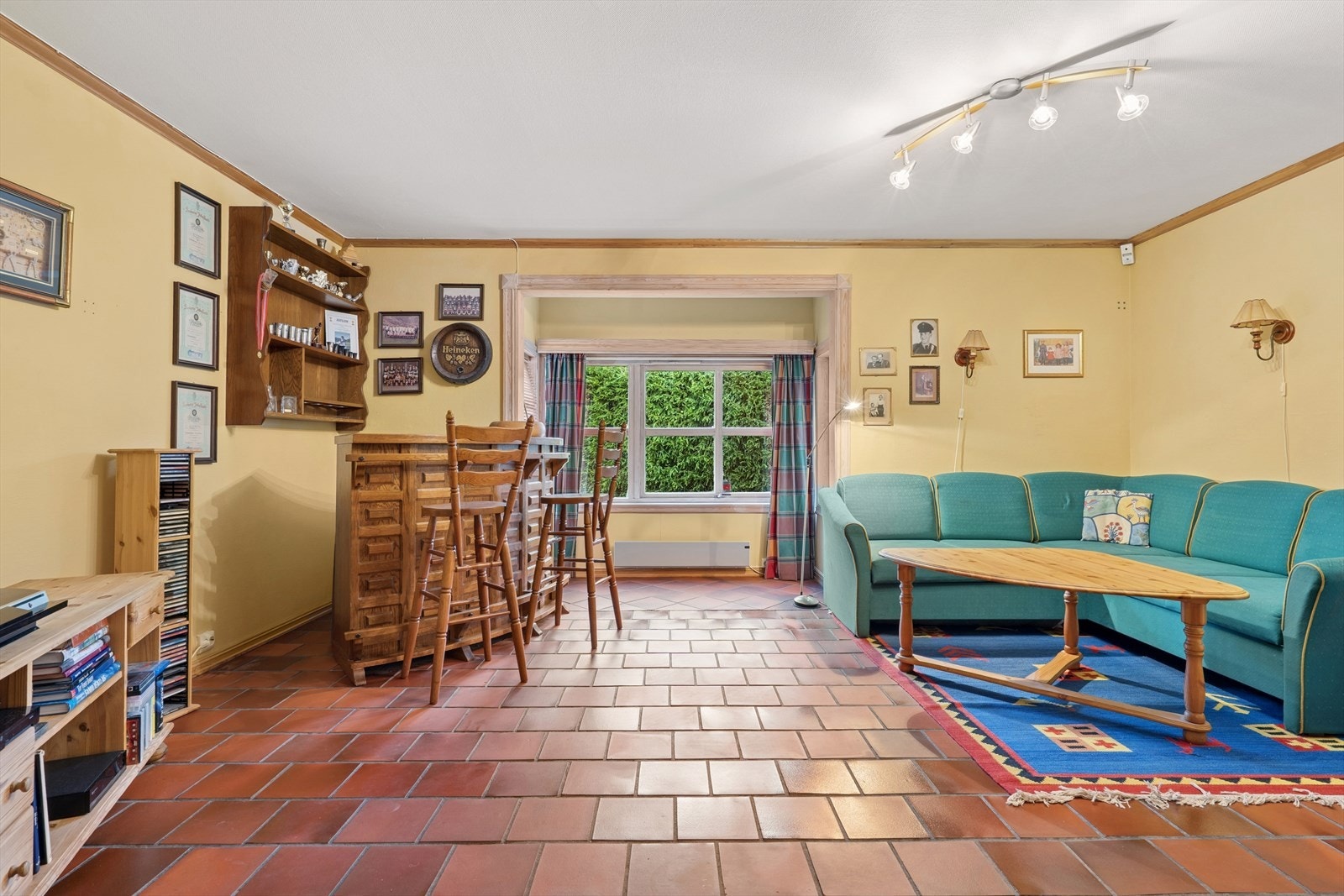 I underetasjen har man en stor stue med flislagt gulv. Et kjekt, ekstra oppholdsrom som passer godt som tv- stue, lekerom eller bare et sted hvor man kan trekke seg tilbake. Galleribilde