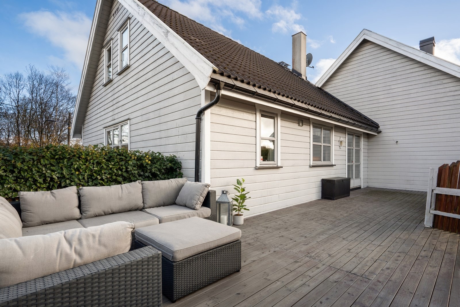 Fra stuen har man utgang til en stor og trivelig terrasse hvor man har god plass til å møblere med sittegrupper. Galleribilde