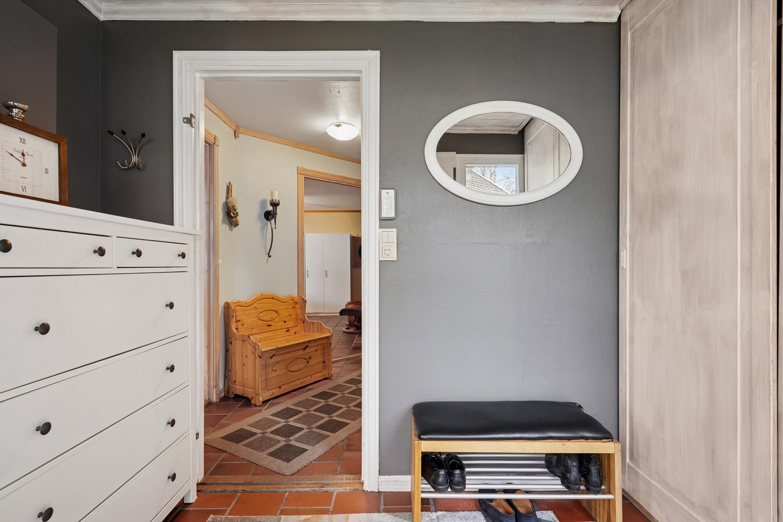 Velkommen inn! Romslig og flislagt entré utstyrt med garderobe hvor man har god plass til å henge fra seg yttertøy og sko. Galleribilde