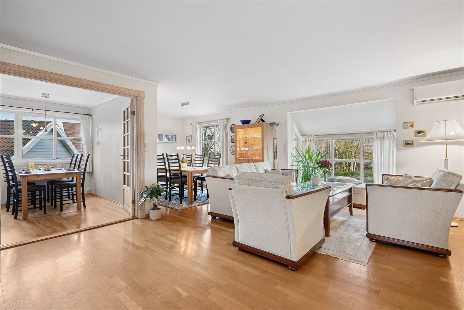 Stuen er lys og innbydende med store vindusflater som gir rikelig med naturlig lys. Galleribilde