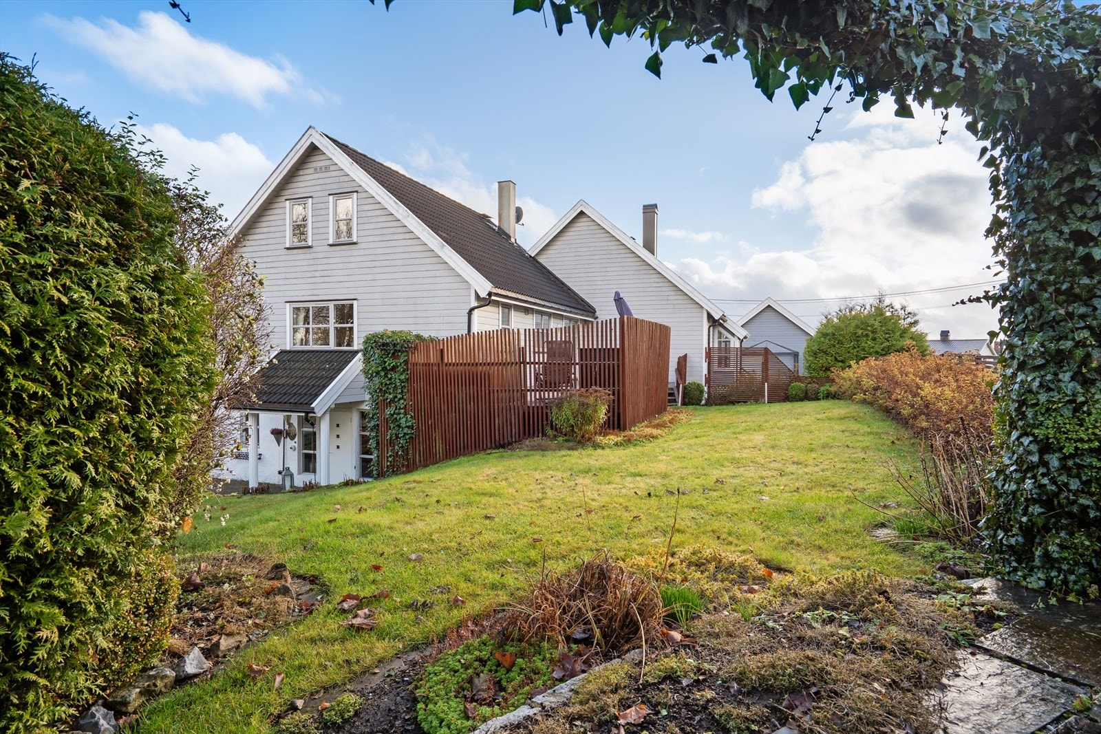 Flott uteplass som blomstrer fint på sommerstid. Galleribilde